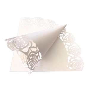 Détail d'un cornet de mariage en papier découpé au laser avec motifs de roses précis