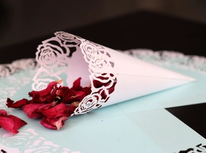 Vue macro des détails de rose découpés au laser sur les cônes à confettis de mariage