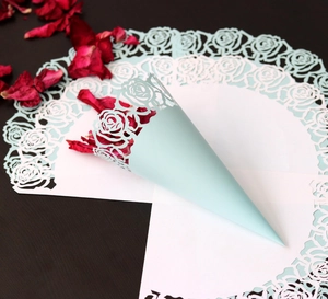 Vue détaillée des cornets à confettis bleu clair découpés au laser avec motif de roses