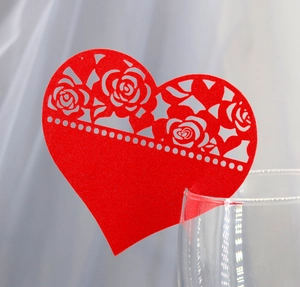 Red laser-cut heart place cards with rose patterns for wedding glasses decoration