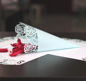 Gros plan d'un cône de mariage ajouré bleu clair avec des motifs de roses délicats