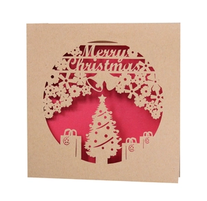 Carte de Noël découpée au laser avec sapin et flocons de neige sur papier kraft