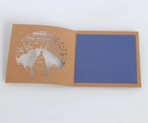 Carte de Noël découpée au laser en papier kraft avec sapin et flocons de neige