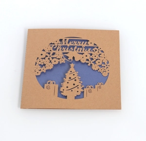 Carte de Noël découpée au laser en papier kraft avec motifs de flocons et de sapins
