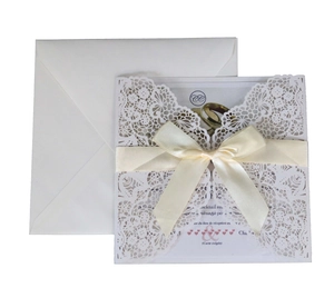 Élégante invitation de mariage découpée au laser blanc avec motifs floraux et ruban