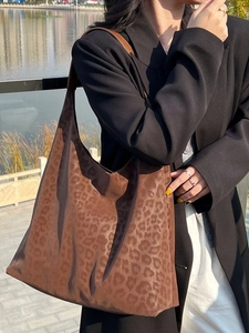 Retro leopard print tote bag with large capacity and suede texture for women's daily use