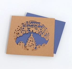 Carte de Noël découpée au laser avec flocon et sapin sur papier kraft marron