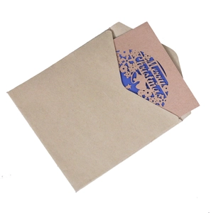 Détail d'une carte de Noël découpée au laser avec insert bleu marine et enveloppe kraft