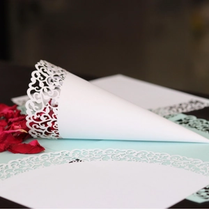 Cornets de mariage blancs en papier découpé au laser pour pétales et confettis