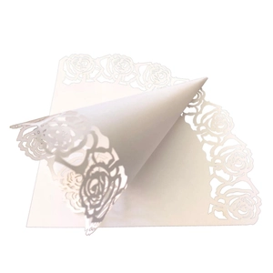 Cône de mariage élégant en papier blanc découpé au laser avec motif de rose ajouré