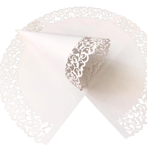 Cornets de mariage élégants en papier découpé au laser blanc avec motifs de dentelle fine