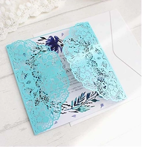 Détail du faire-part de mariage bleu découpé au laser avec insert fleuri et enveloppe