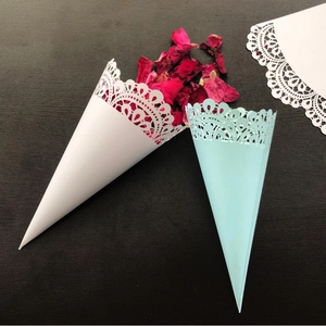 Cornets en papier dentelle blanc et bleu clair avec pétales de rose rouge pour mariage