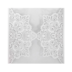 Détail de la carte d'invitation blanche découpée au laser avec motif floral mandala