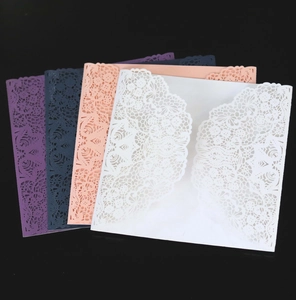 Invitations de mariage en dentelle découpée au laser en quatre couleurs sur fond noir