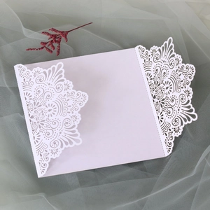 Détail de la dentelle découpée au laser sur une élégante carte d'invitation de mariage