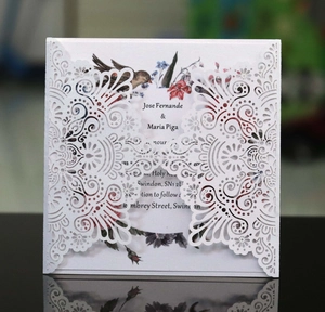 Vue détaillée du faire-part de mariage blanc découpé au laser avec décor floral interne