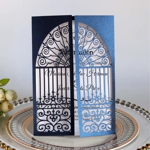 Élégante invitation de mariage découpée au laser en bleu marine avec motif de grille rétro