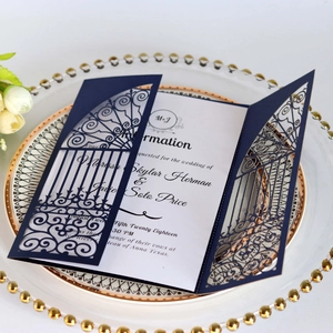 Élégante invitation de mariage bleu marine découpée au laser avec motifs de grille
