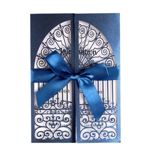 Invitation de mariage élégante bleu marine découpée au laser avec ruban et papier perlé