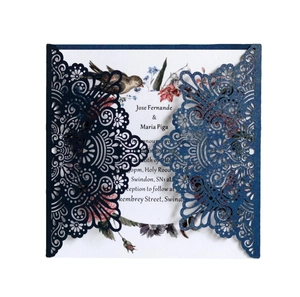 Détails de l'enveloppe d'invitation de mariage bleue découpée au laser avec carte florale
