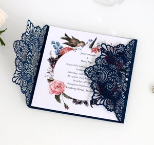 Détail du faire-part de mariage découpé au laser bleu marine avec carte florale interne