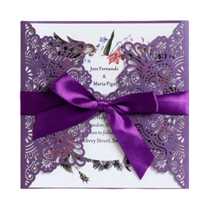 Détail de l'invitation de mariage en dentelle violette découpée au laser avec ruban