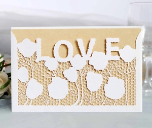 Partecipazione di nozze traforata al laser con motivo LOVE e inserto in kraft