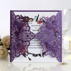 Détail de l'invitation dentelle violette découpée au laser avec carte de mariage
