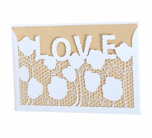 Invito di nozze bianco traforato al laser con scritta LOVE e motivi floreali