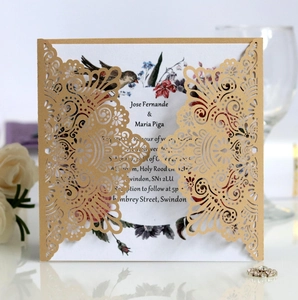 Détail d'invitation de mariage découpée au laser avec dentelle et illustration florale