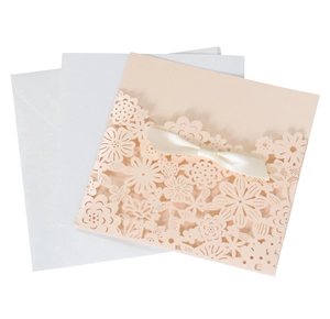 Invitation de mariage rose découpée au laser avec nœud en satin blanc et enveloppes