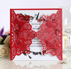 Détail du motif ajouré au laser rouge et carte intérieure florale pour faire-part de mariage