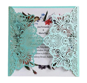 Vue détaillée du faire-part de mariage bleu clair découpé au laser avec motif floral
