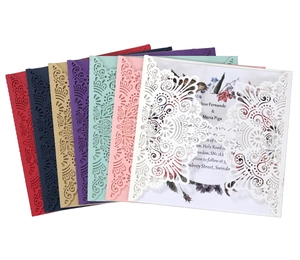 Détails de faire-part de mariage découpés au laser avec motifs de dentelle multicolores