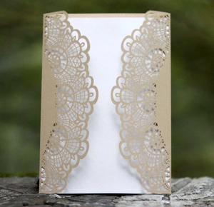 Nahaufnahme der lasergeschnittenen Spitze auf Kraftpapier-Hochzeitseinladungskarte