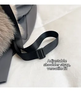 Makroaufnahme eines verstellbaren schwarzen Nylon-Gurtes an einem grauen Plüschrucksack