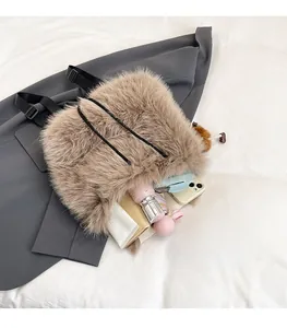 Innenansicht des Plüschrucksacks mit Platz für Regenschirm, Handy und Brieftasche