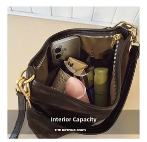 Vista interna della grande borsa tote in pelle scamosciata con smartphone ed essenziali