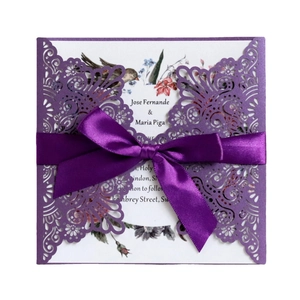 Faire-part de mariage violet découpé au laser avec motif d'oiseaux et ruban de soie