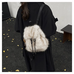 Weißer flauschiger Pelzrucksack mit Kordelzug auf dem Rücken eines Models getragen