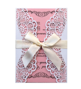 Detail der lasergeschnittenen Hochzeitseinladung mit rosa Einsatz und Satinband