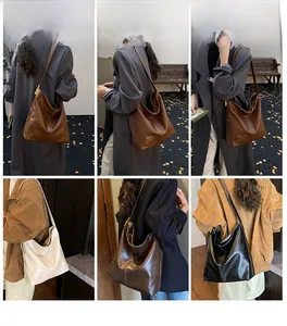 Trois coloris de sacs portés épaule vintage en cuir présentés par des mannequins