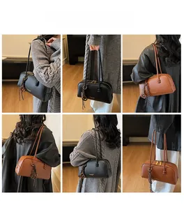 Vue détaillée du grand sac bowling avec texture cuir litchi et lettrage doré chic