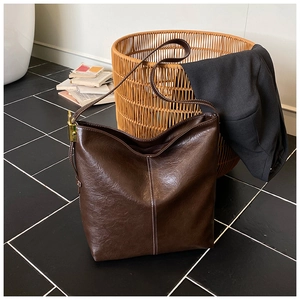 Détails du sac Hobo en cuir ciré marron foncé avec coutures blanches contrastées