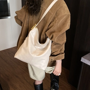 Détail du sac hobo en cuir blanc crème avec boucle métallique et large bandoulière