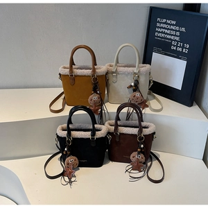 Quatre sacs vintage en peluche tan, beige, noir et café foncé avec bordure en mouton