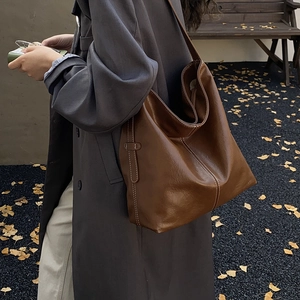 Vue détaillée du sac cabas rétro en cuir marron avec surpiqûres sur un mannequin