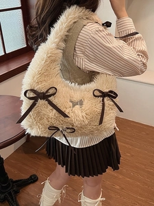 Elegante borsa a spalla in ecopelliccia bianco off-white con fiocchi marroni invernali