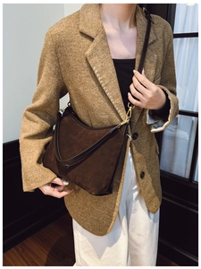 Dettaglio della borsa hobo in pelle scamosciata marrone scuro con fibbie in metallo oro